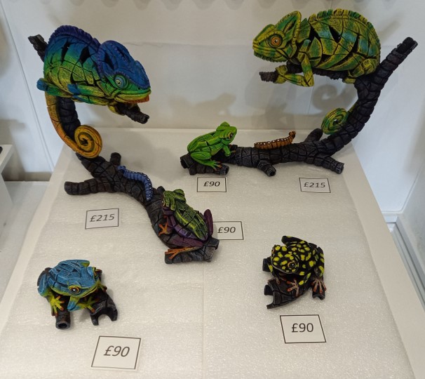 Edge-Sculpture-Chameleons-Frogs